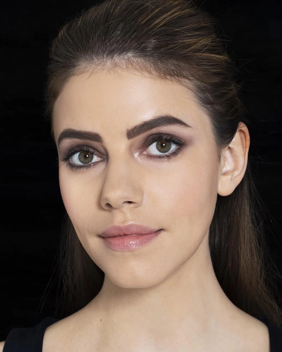 Maybelline Tattoo Brow Waterproof Wenkbrauwgel - 02 Soft Brown 13 Maybelline Tattoo Brow Waterproof Wenkbrauwgel - 02 Soft Brown - Afbeelding 11